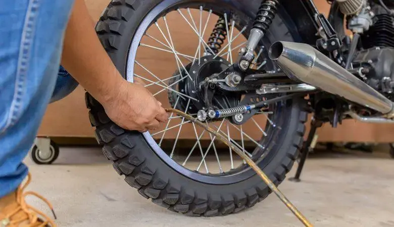 Como calibrar pneus moto: Descubra tudo que precisa saber 