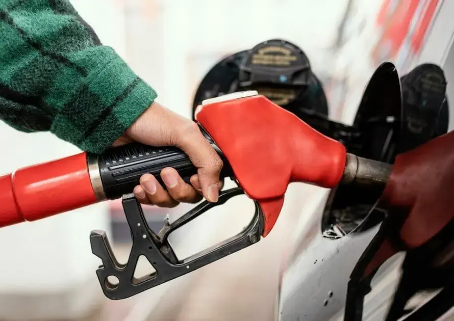 Quanto a gasolina consome da renda média mensal do brasileiro?