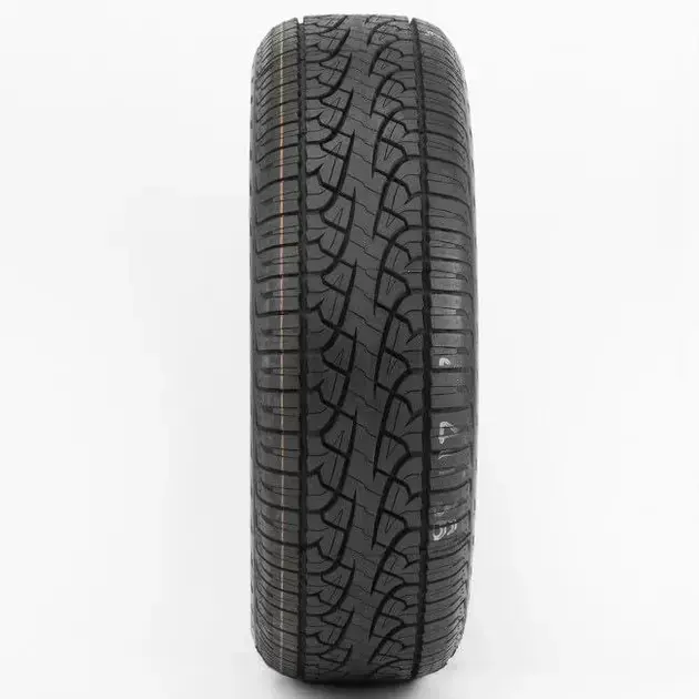 Pneu visto de forma frontal, com fundo branco, criando um contraste com o pneu escuro.